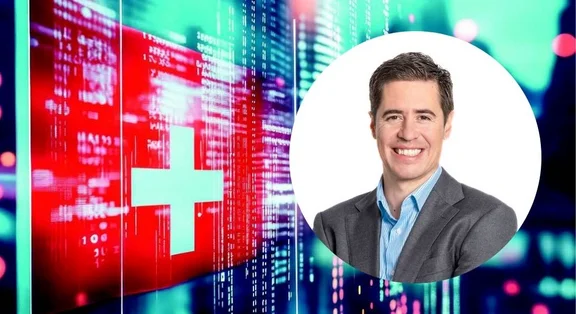 Lächelnder Mann vor digitaler Kulisse