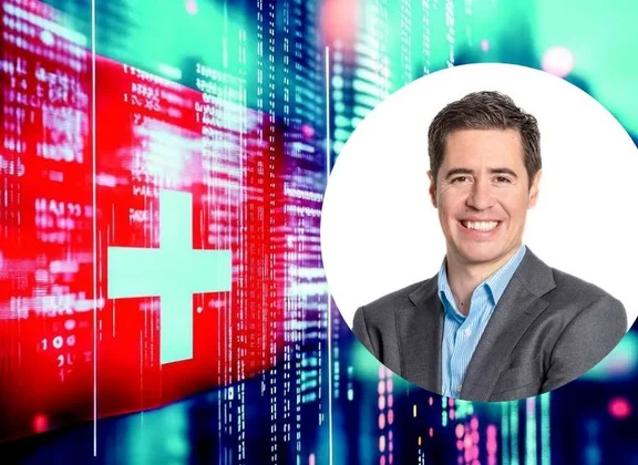 Homme souriant en costume avec fond technologique