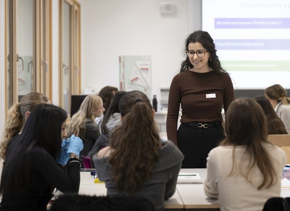 The module coordinator at TecDay stands in front of the class. In front of her are two rows of pupils.