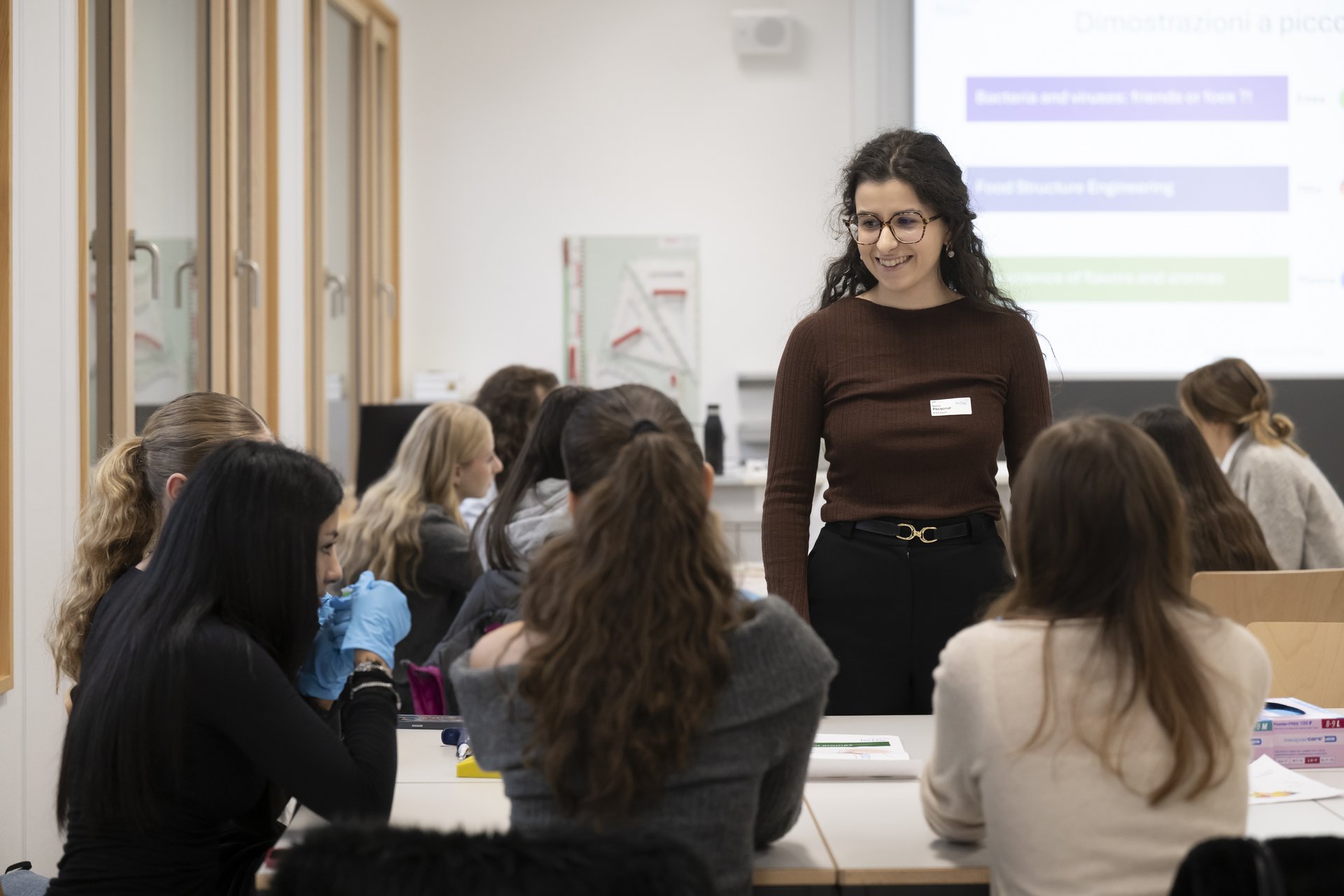 The module coordinator at TecDay stands in front of the class. In front of her are two rows of pupils.