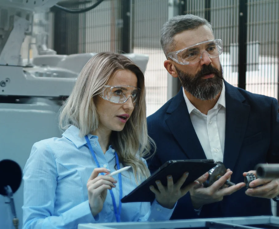 Travail d'équipe lors de l'inspection des machines