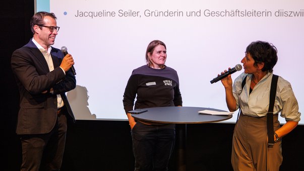 Raphael Gugerli (Felfel) and Jacqueline Seiter (Diiszwii) in conversation with presenter Monika Schärrer