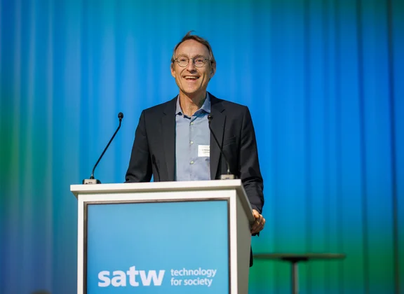 Lars Sommerhäuser prononce son discours de remerciement pour le prix Outstanding Achivement Award.