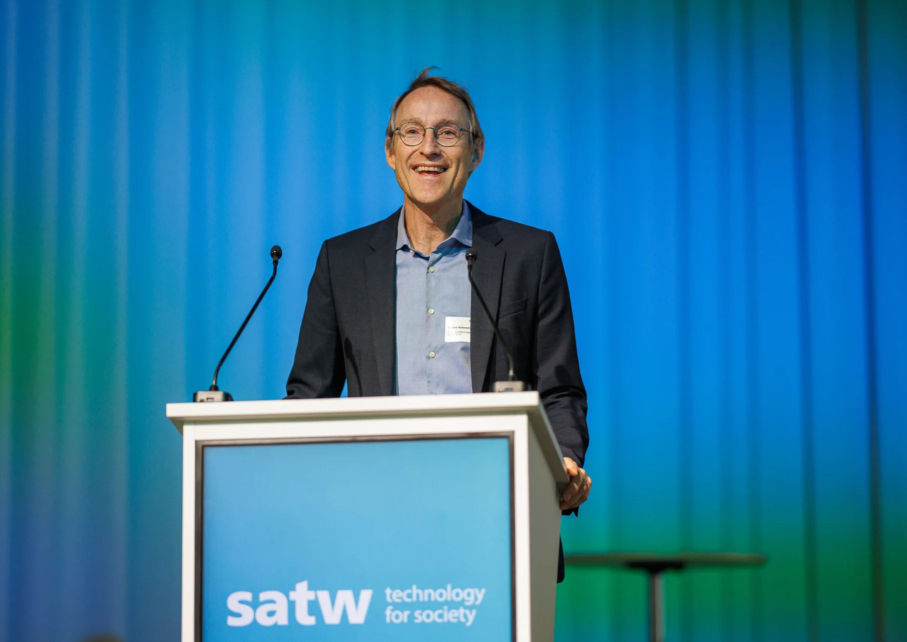 Lars Sommerhäuser hält seine Dankesrede zum Outstanding Achivement Award.