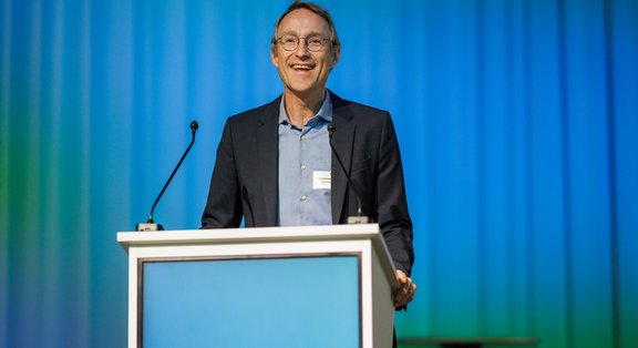 Lars Sommerhäuser gives his acceptance speech for the Outstanding Achivement Award.