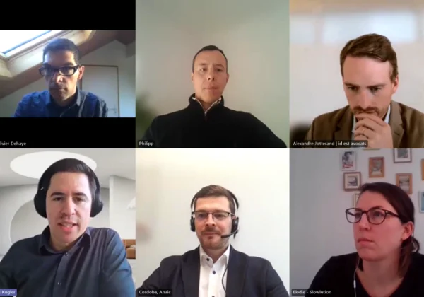  Sechs Personen in einem OnlineMeeting auf geteiltem Bildschirm.