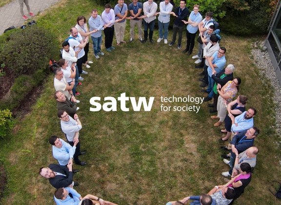 Foto von Arbeitsgruppe zum Whitepaper mit Logo der SATW in der Mitte