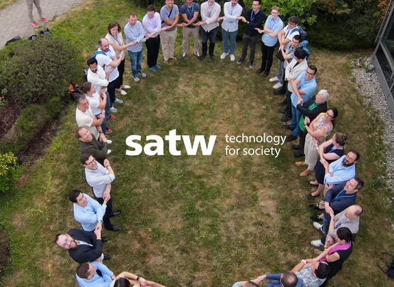 Foto von Arbeitsgruppe zum Whitepaper mit Logo der SATW in der Mitte