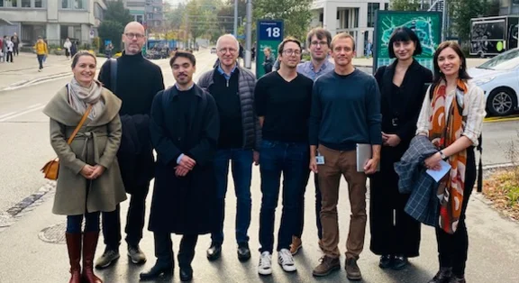 Groupe de personnes devant un bâtiment moderne