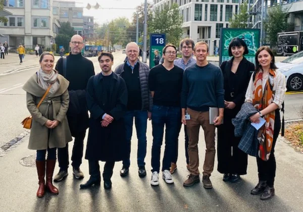 Groupe de personnes devant un bâtiment moderne