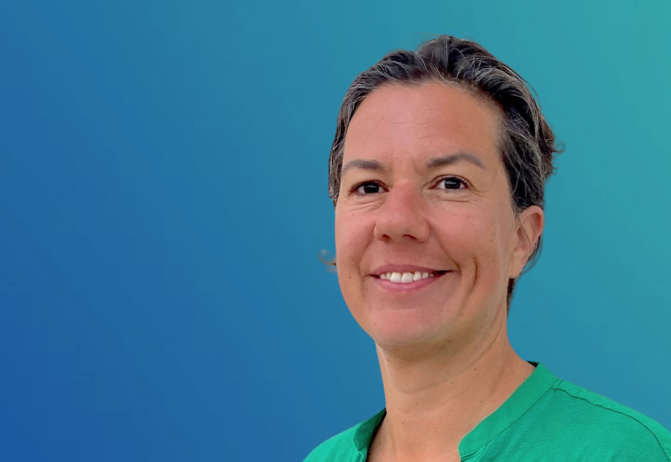 Alessa Hool in grüner Kleidung vor blauem Hintergrund