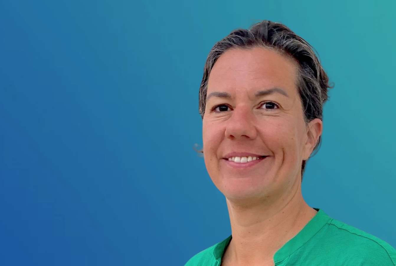 Alessa Hool in grüner Kleidung vor blauem Hintergrund