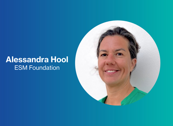 Alessa Hool in grüner Kleidung vor blauem Hintergrund