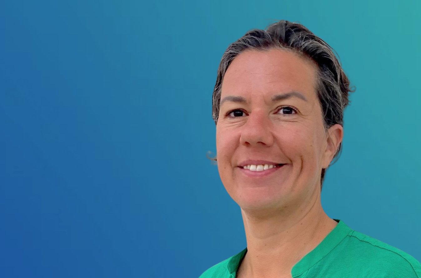 Alessa Hool in grüner Kleidung vor blauem Hintergrund