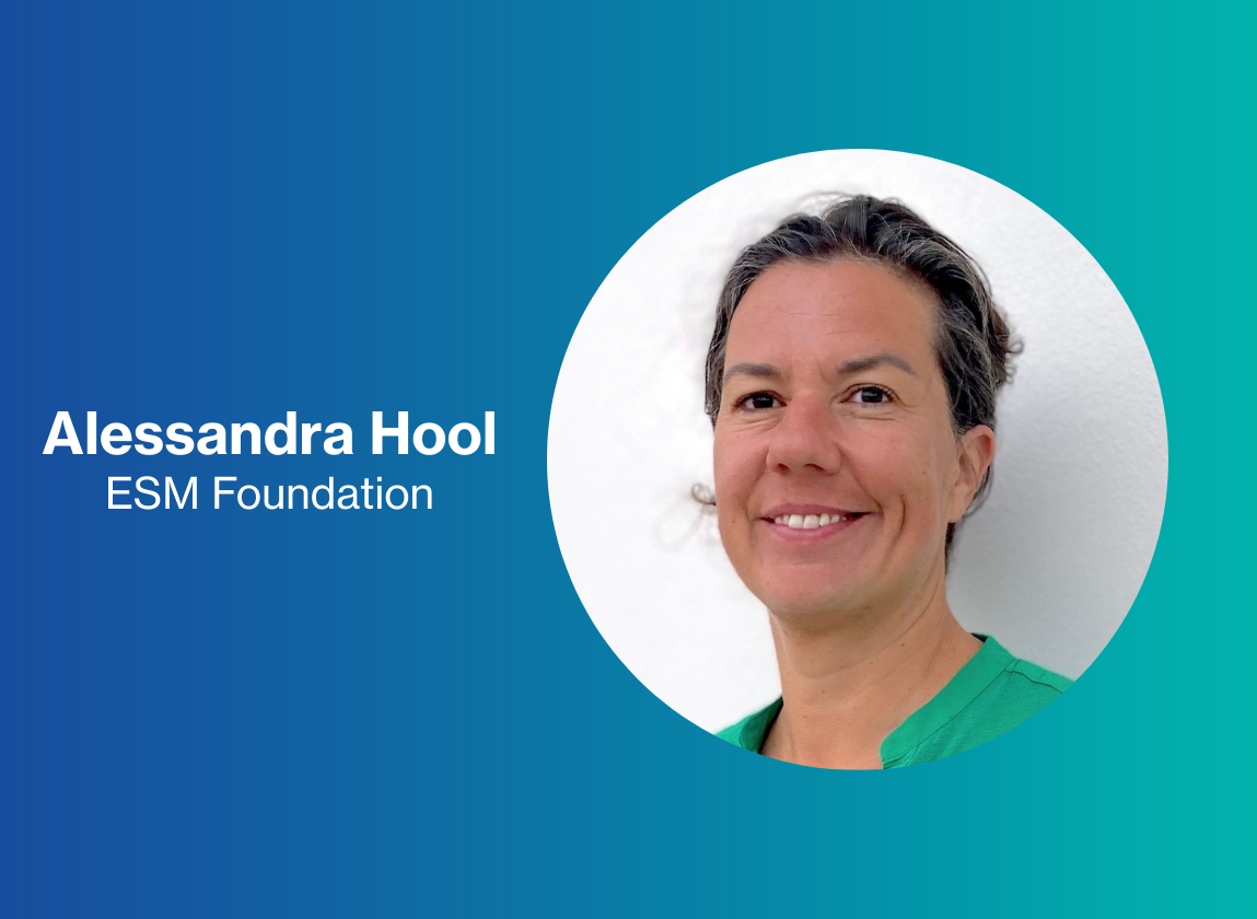 Alessa Hool in grüner Kleidung vor blauem Hintergrund