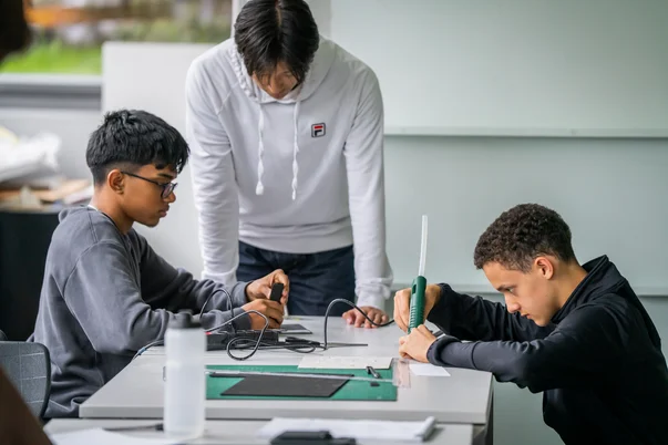 Schüler arbeiten konzentriert an einem Projekt