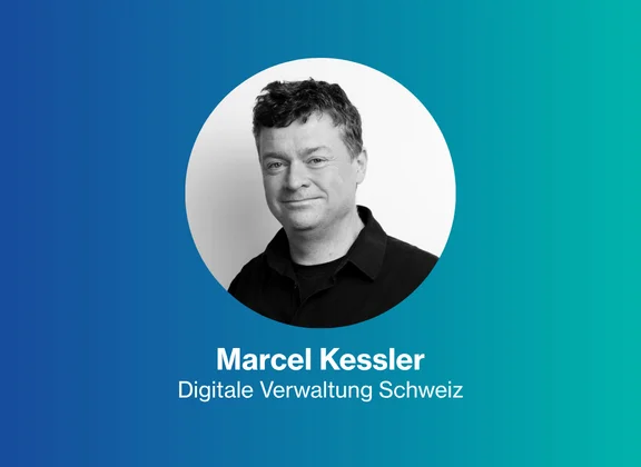 Portrait de Marcel Kessler avec un fond bleu