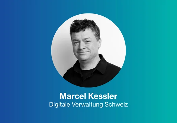 Porträt von Marcel Kessler mit blauem Hintergrund