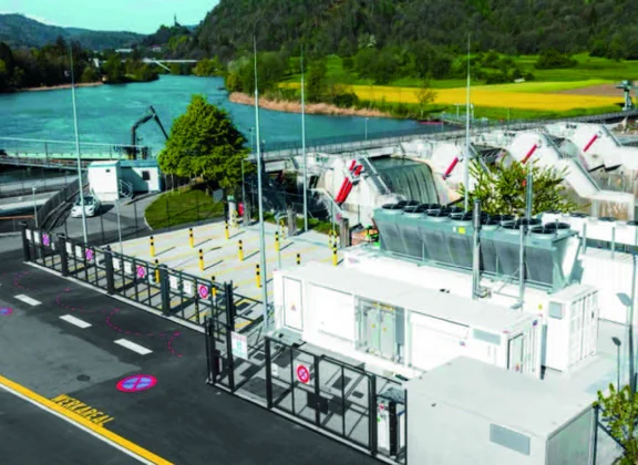 Wasserstofftankstelle mit Fluss im Hintergrund