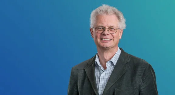 Portrait von Peter Seitz vor blaugrünem Verlauf