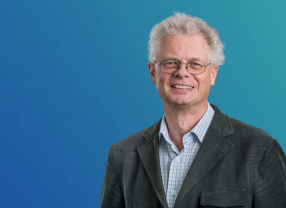 Peter Seitz in front of a blue-green gradient