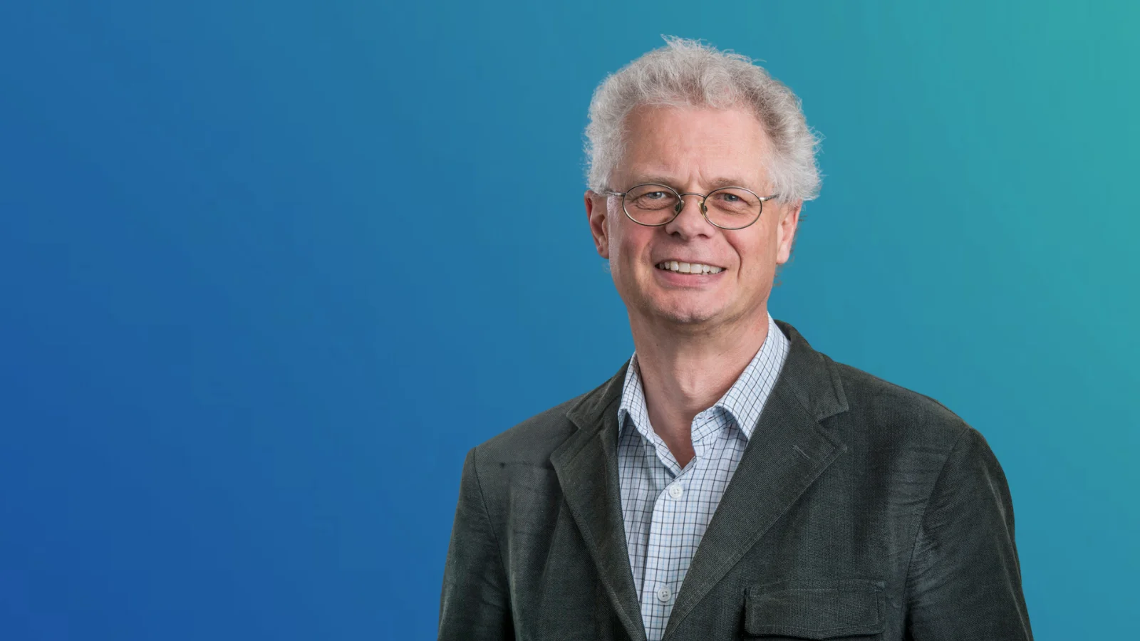 Portrait von Peter Seitz vor blaugrünem Verlauf
