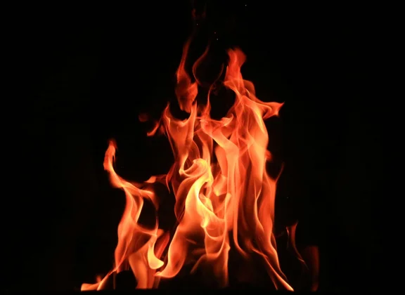 Flammen tanzen vor schwarzem Hintergrund