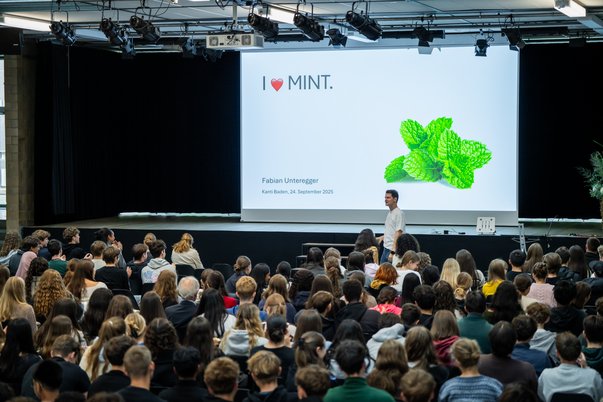 Vortrag über MINT vor einer großen Zuhörerschaft