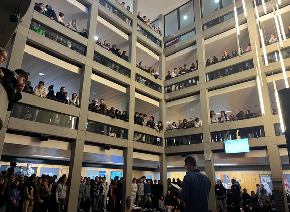 Atrium de plusieurs étages rempli de spectateurs