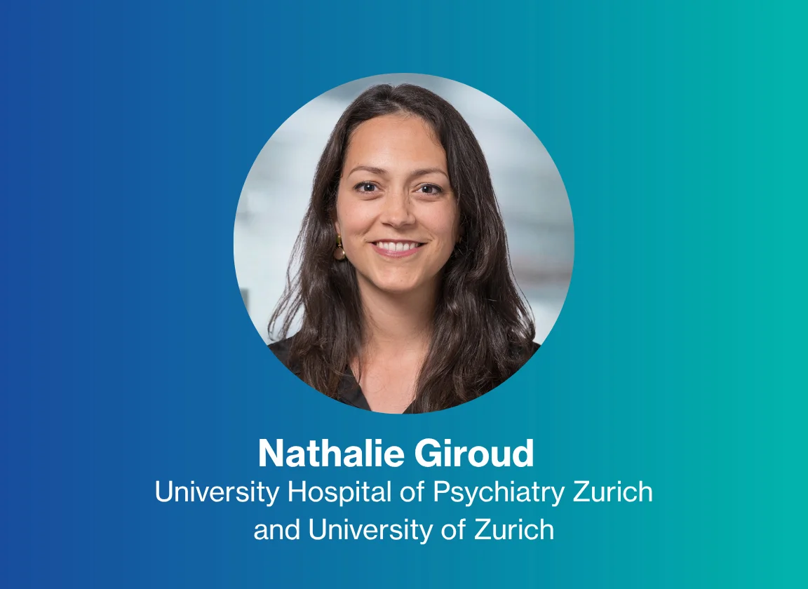 Portrait de Nathalie Giroud sur fond bleu