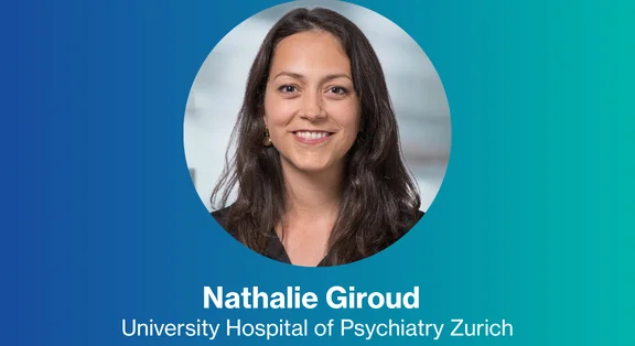 Portrait de Nathalie Giroud sur fond bleu