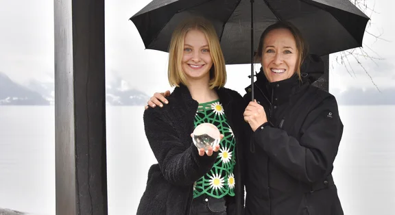 [Translate to English:] Foto mit Stephanie (links) und Carla (rechts)