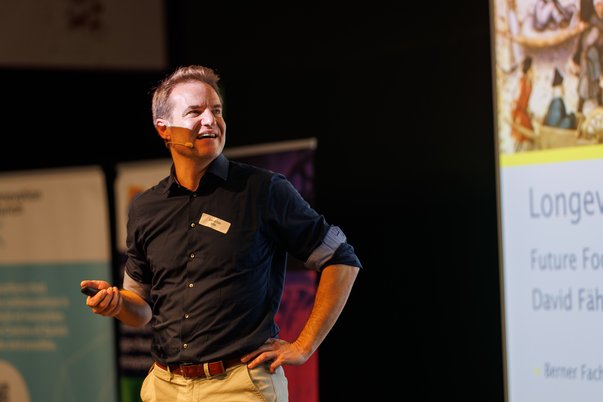 David Fäh gives lecture with microphone on stage