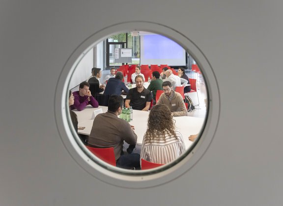 Menschen in Besprechung durch Bullauge gesehen