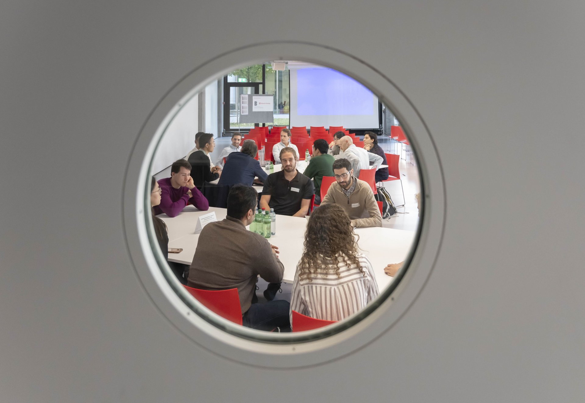 Menschen in Besprechung durch Bullauge gesehen