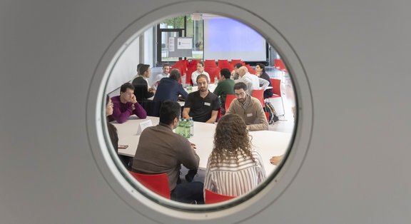 Menschen in Besprechung durch Bullauge gesehen