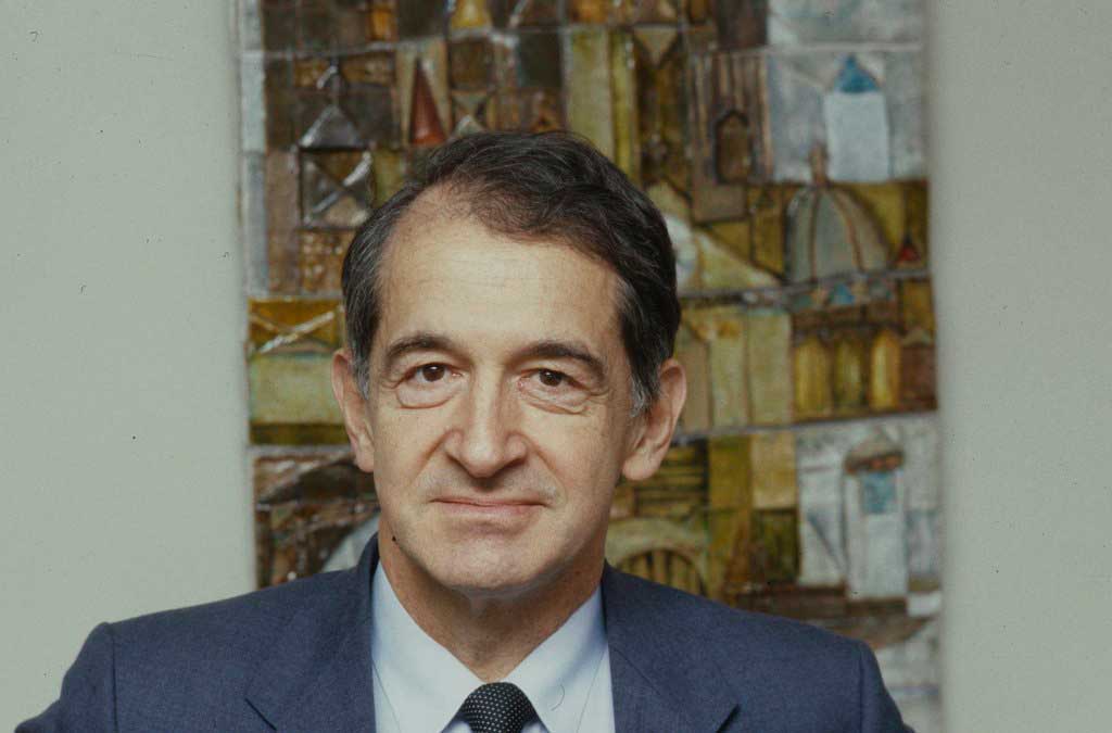 Urs Hochstrasser in front of an abstract painting